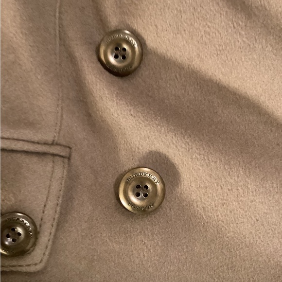 Burberry London Virgin Wool Coat
• Brown
• Pointed Collar
• Flap - Picture 6 of 12
